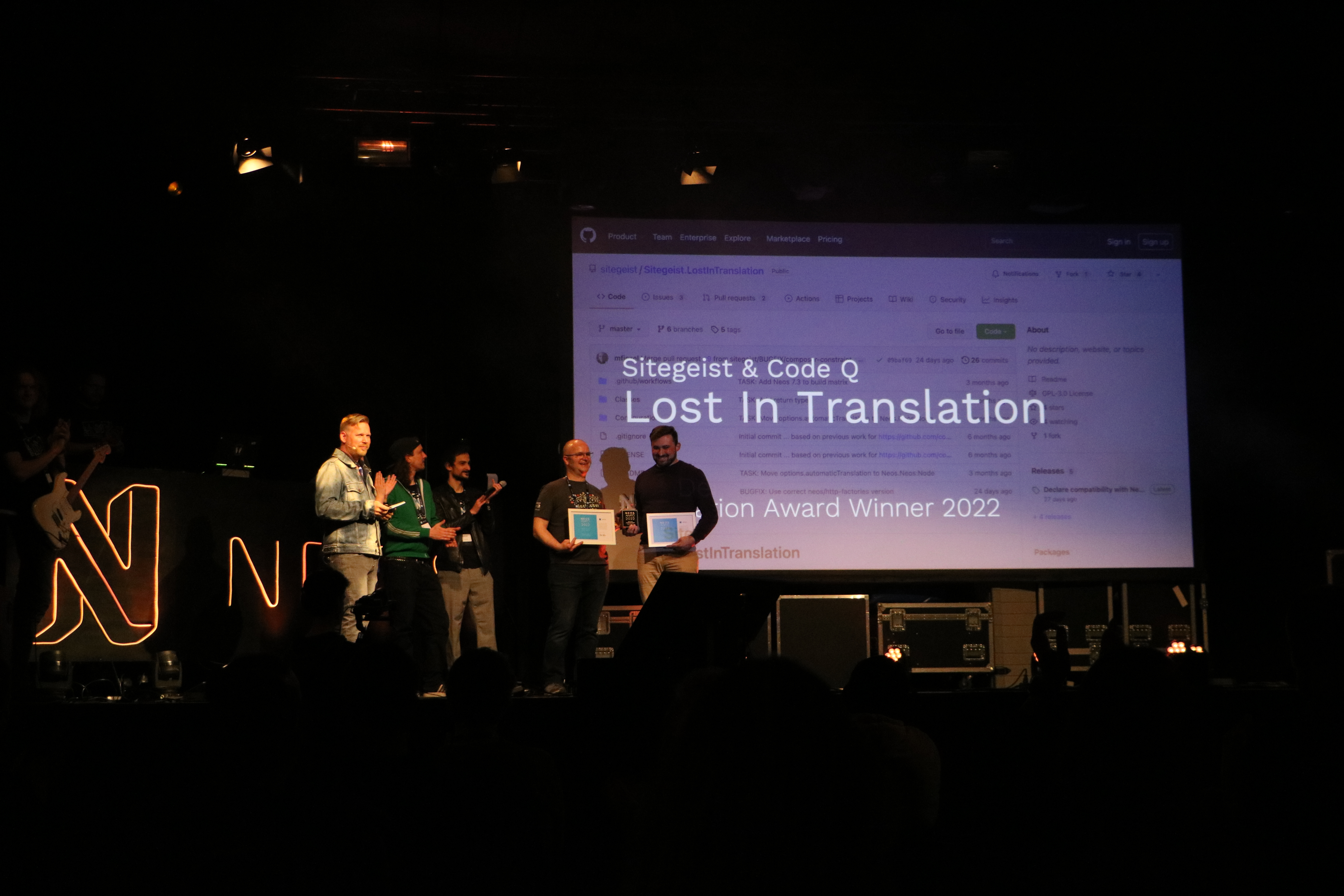 Neos Dedication Award Winner 2022 Martin Ficzel nimmt den Preis für Lost in Translation entgegen
