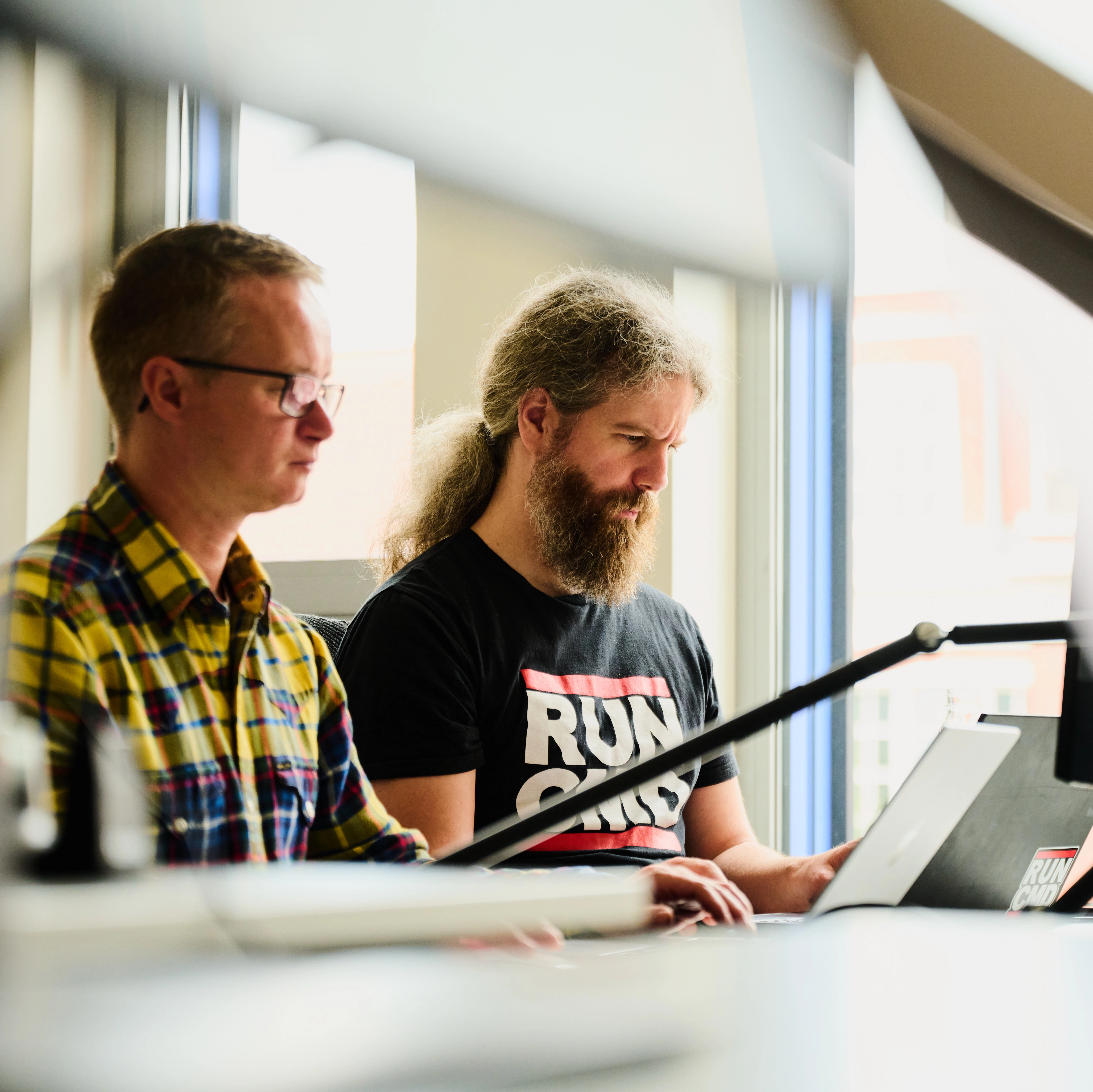 2 Entwickler arbeiten an ihren Laptops