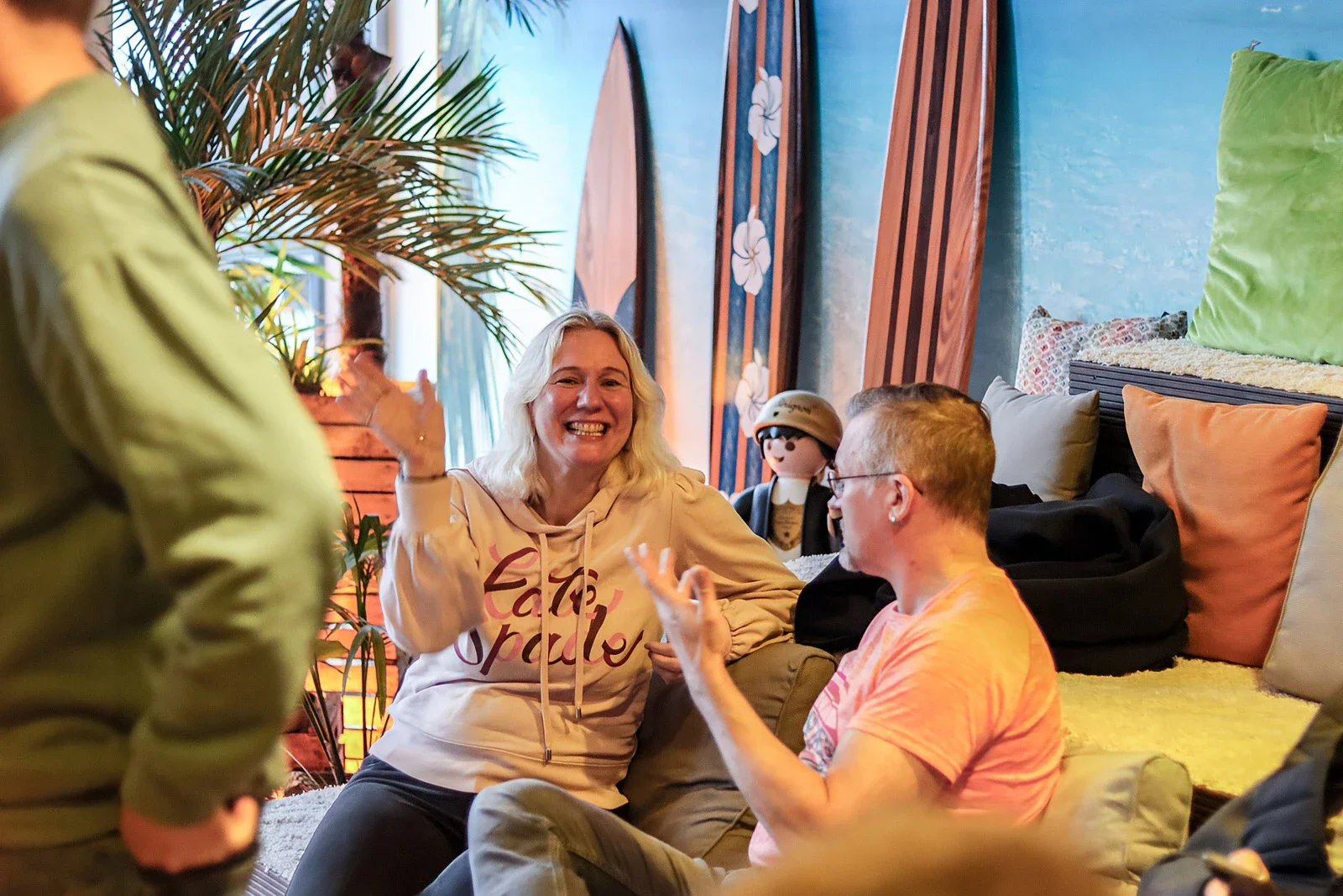 Gruppe von Personen sitzt lächelnd auf einem Sofa. Gruppe von Personen sitzt lächelnd auf einem Sofa.