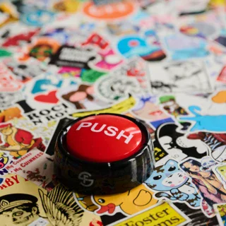 Ein roter Push Knopf auf einem Tisch