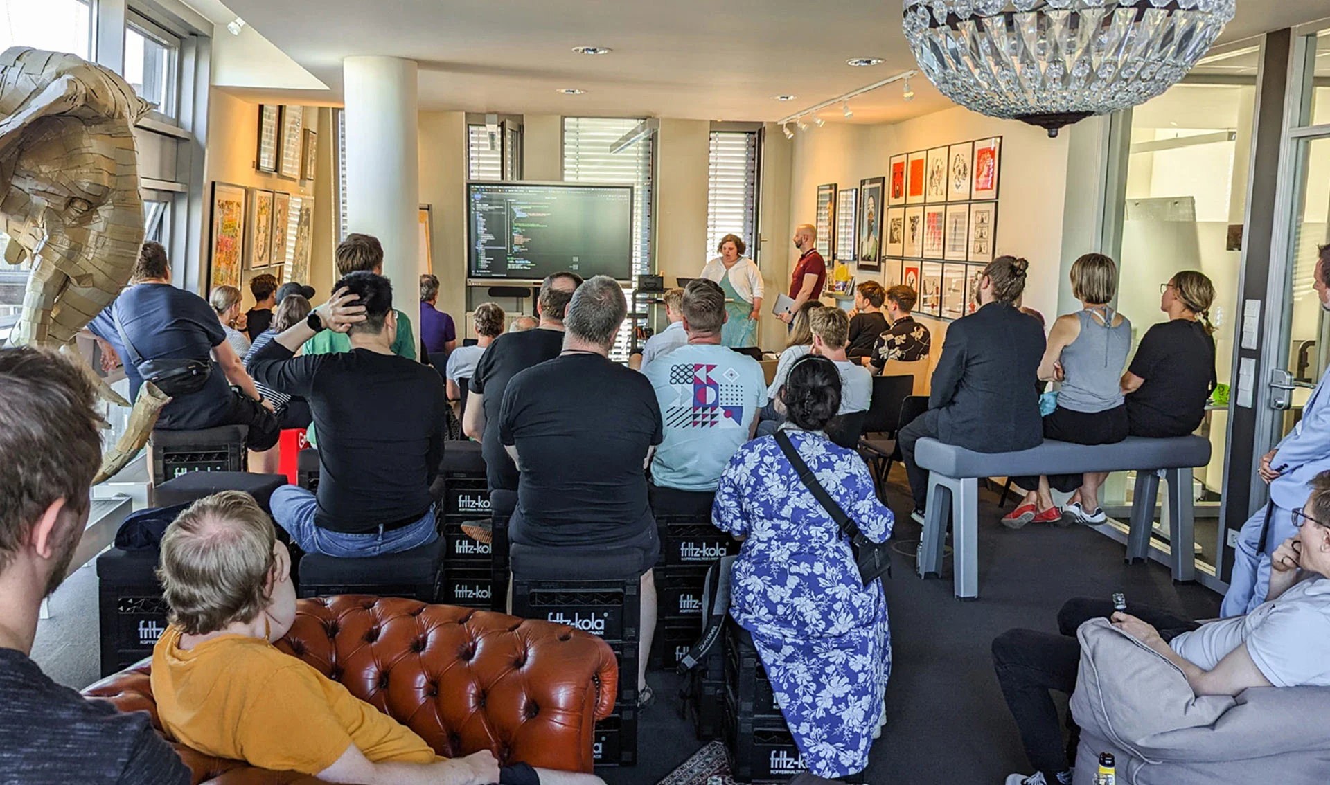 Gruppe von Personen in einem Raum, sitzend und interagierend. Gruppe von Personen in einem Raum, sitzend und interagierend.