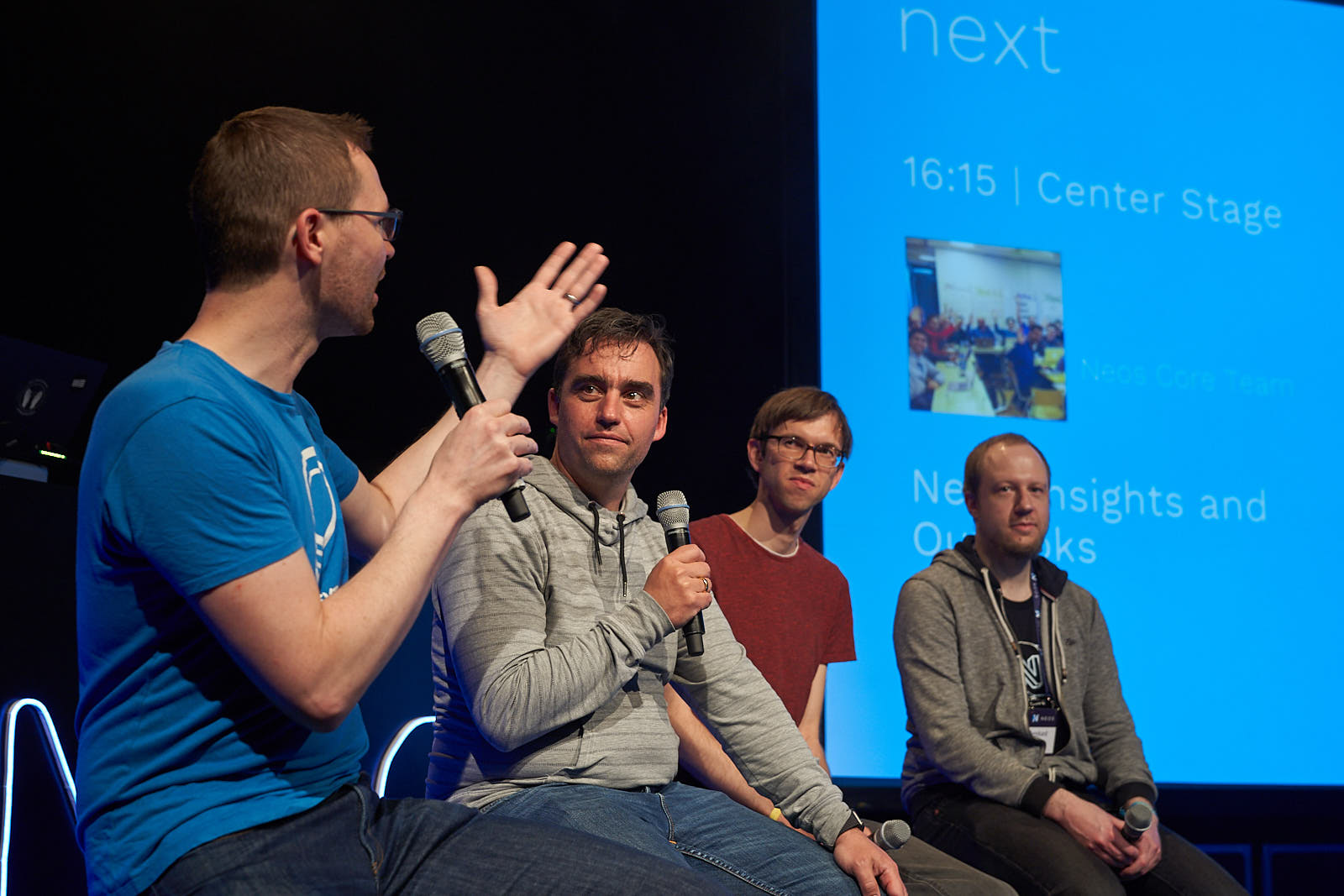 Neos Insights and Outlooks - Neos Con 2022 4 Personen im Gespräch auf der Hauptbühne