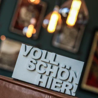 Ein Schild mit dem Aufdruck "Voll schön hier"