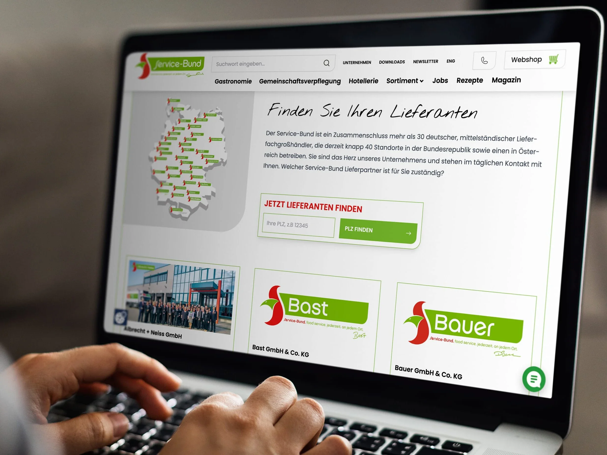 Service-Bund Lieferantensuche mittels PLZ Eine Person tippt auf einem Laptop.