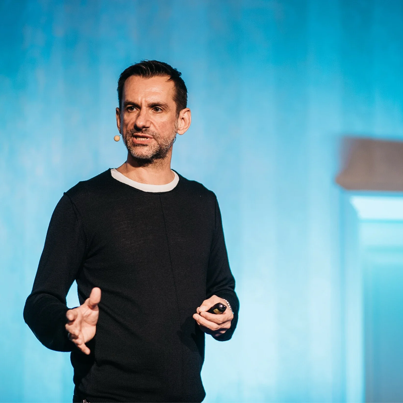 Personen sitzen im Kreis und unterhalten sich