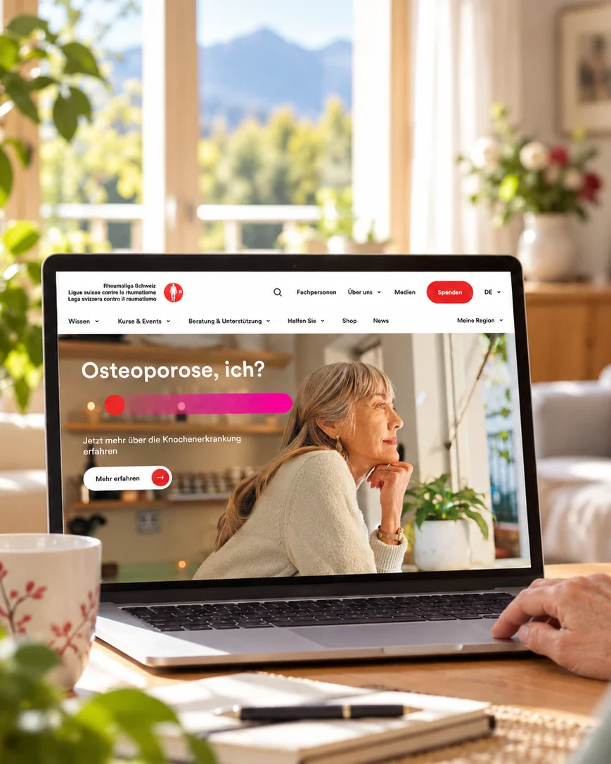 Eine Frau schaut auf einen Laptop-Bildschirm.
