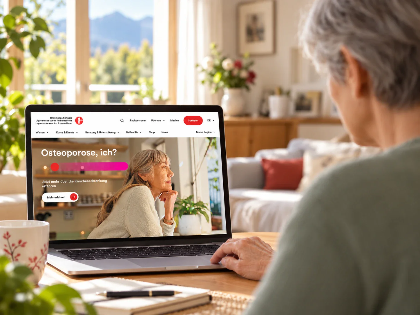 Eine Frau schaut auf www.rheumaliga.ch.
